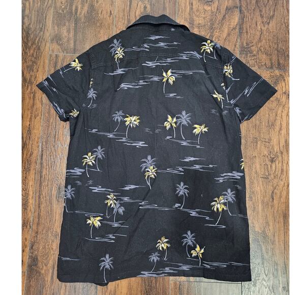 Hollister Men's Black Short Sleeve Button Up - Size Medium - Picture 2 of 3